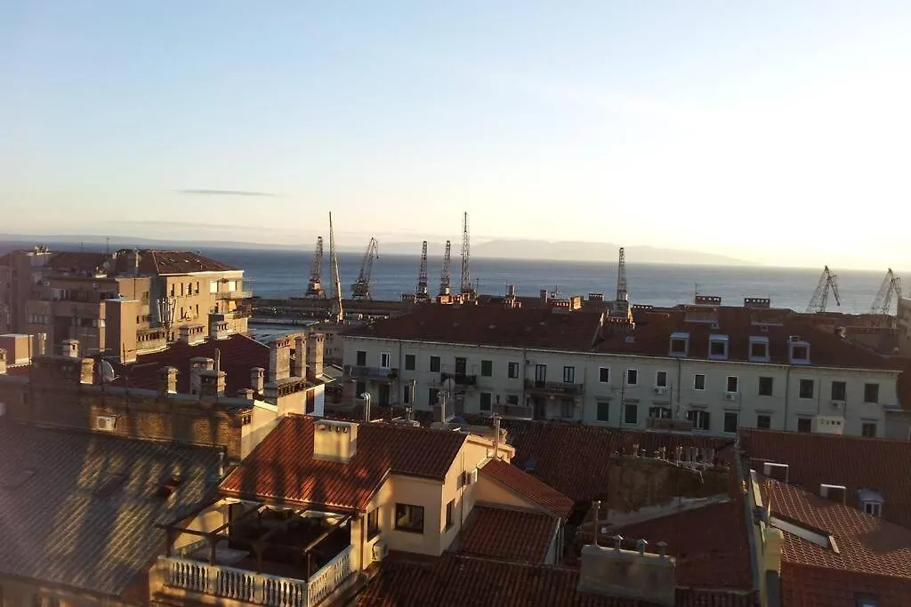 Fast Friend - Cozy Apartment In The Center With Private Garage Rijeka